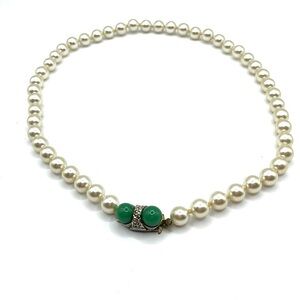 Vintage Elegant White Pearl Necklace With Unique Green Stone Chunky Statement